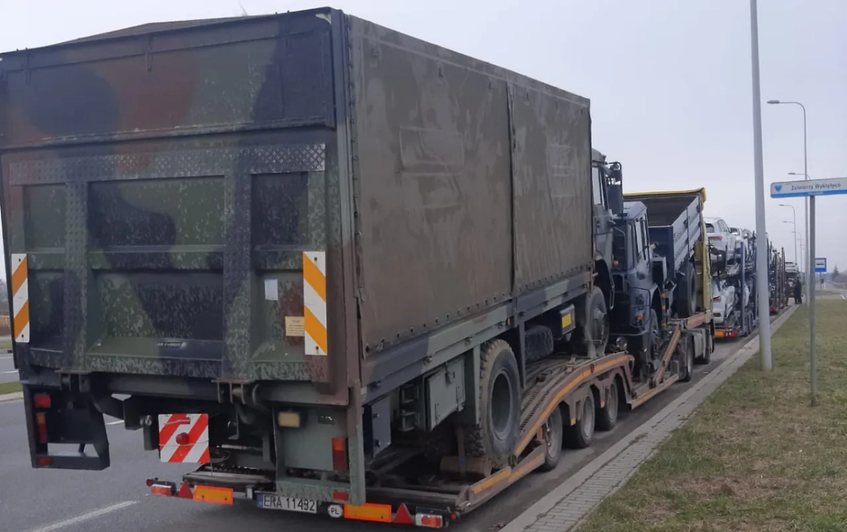 Польские фуры с военной техникой на границе с Украиной. Обложка © Х / Nazar Smyk