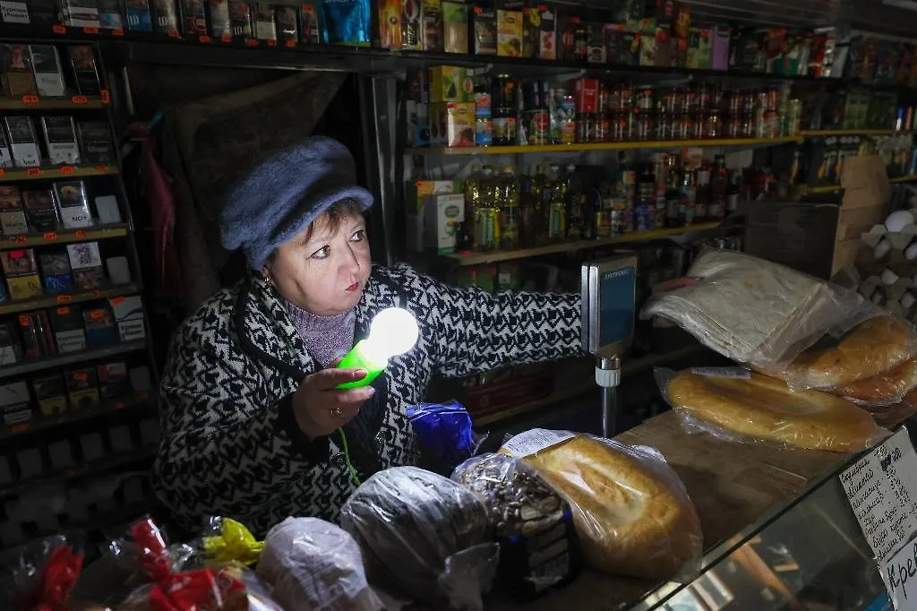 Света сейчас нет более чем у семи тысяч жителей Донецка. Обложка © ТАСС / Дмитрий Ягодкин