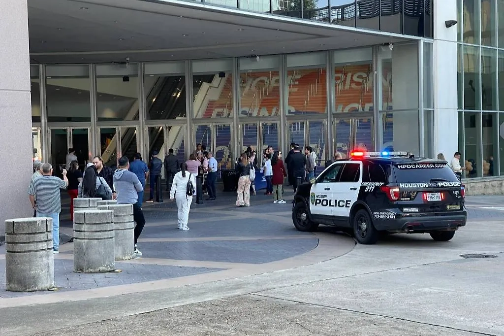 Вооружённая женщина устроила стрельбу в церкви Хьюстона. Обложка © X / Gage Goulding - KPRC 2