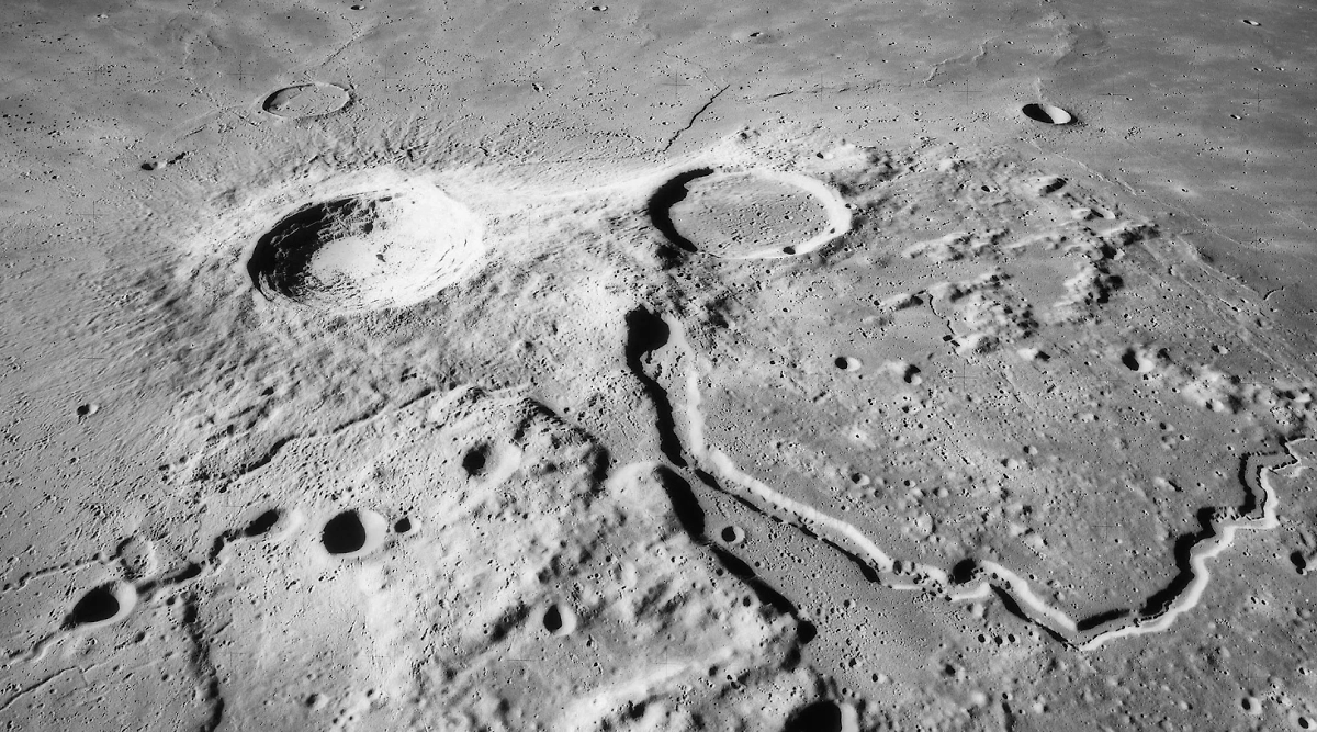 Учёные рассмотрели "китайский" лунный грунт и нашли нечто неизвестное науке. Обложка © Wikipedia / Фото с борта "Аполлона-15"