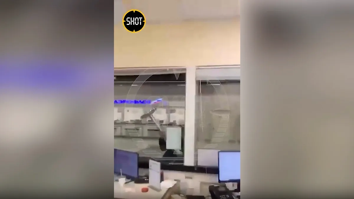 В аэропорту Шереметьво пассажир разнёс стекло представительства "Победы". Обложка © t.me / SHOT