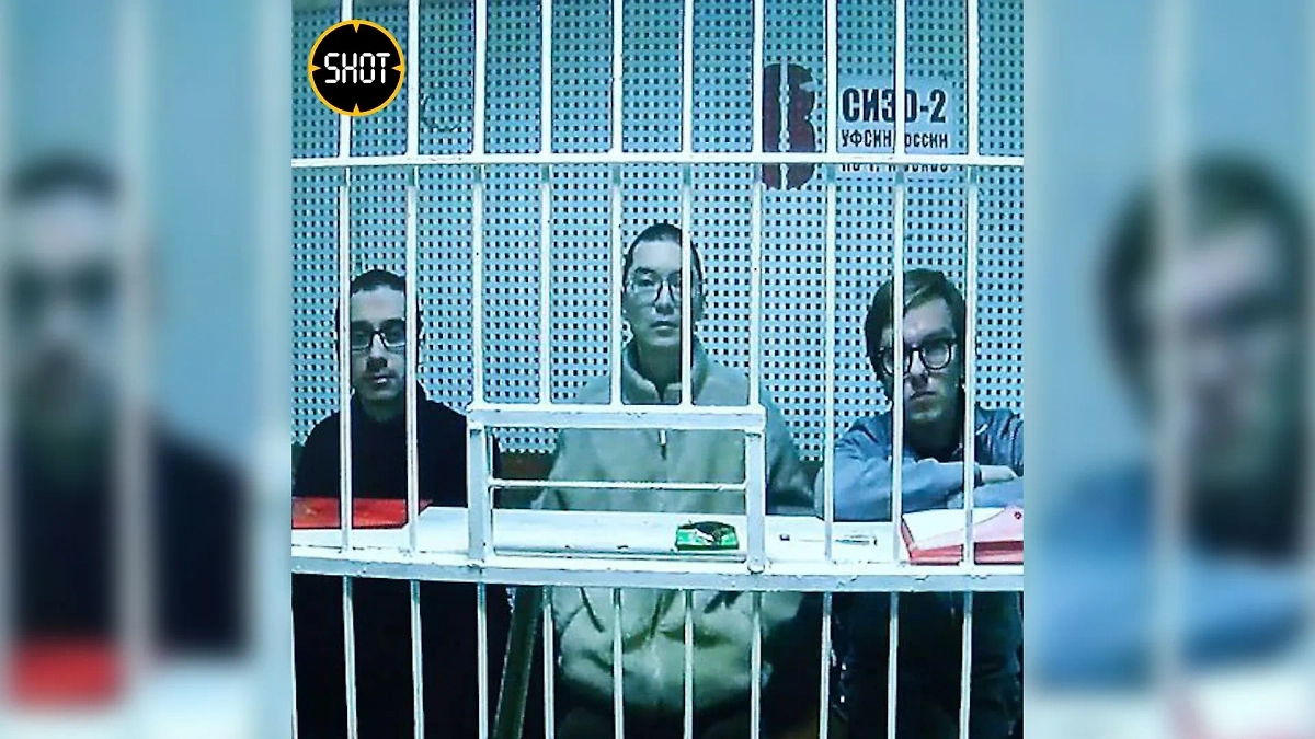 Коммерческий директор Ксении Собчак Кирилл Суханов, экс-главред "Татлера" Ариан Романовский и один из админов телеграм-канала "Тушите свет" — Тамерлан Бигаев. Фото © T.me / SHOT