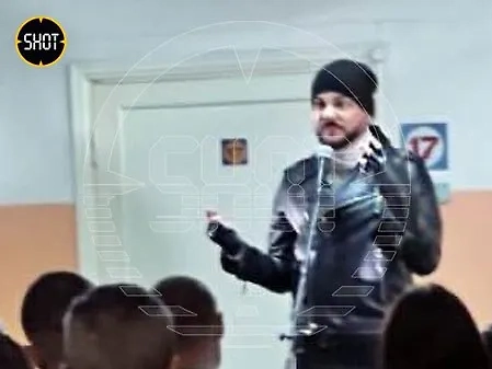 Филипп Киркоров во время выступления перед ранеными военными в Горловке. Фото © SHOT