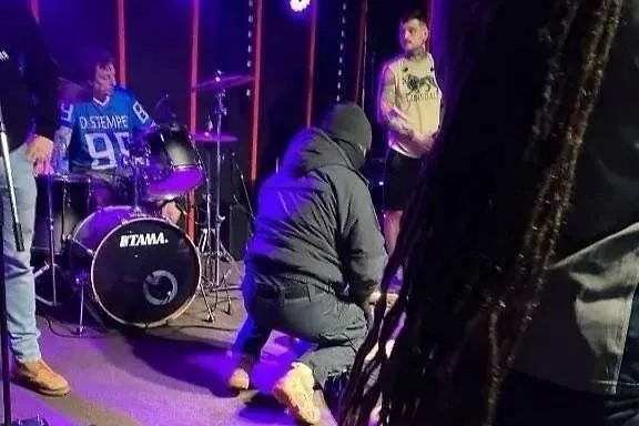 Силовики в масках сорвали концерт панк-группы Distemper. Обложка © t.me / В городе N