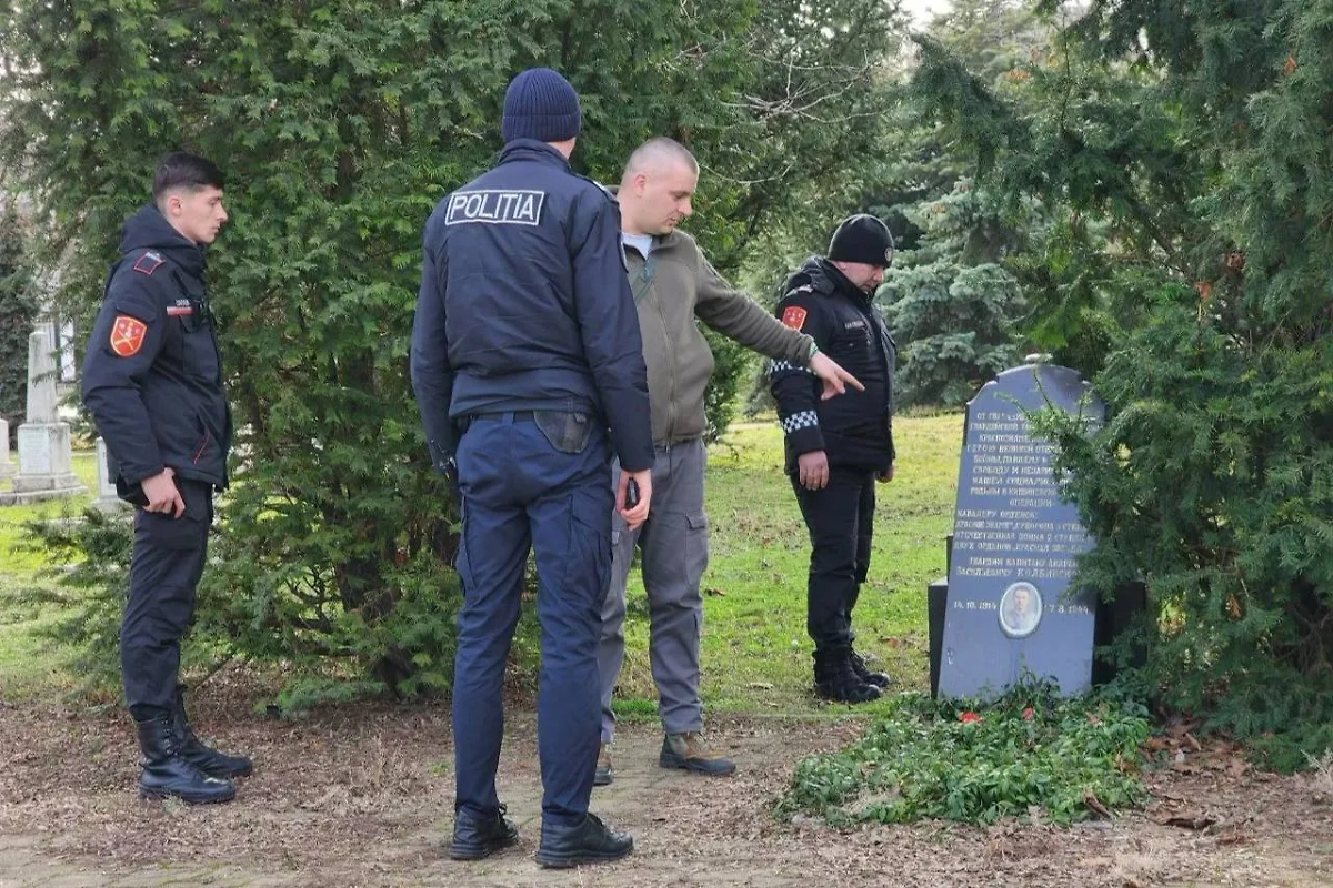 Сотрудники полиции приехали осмотреть разрушенный обелиск. Фото © t.me / Солдат Победы