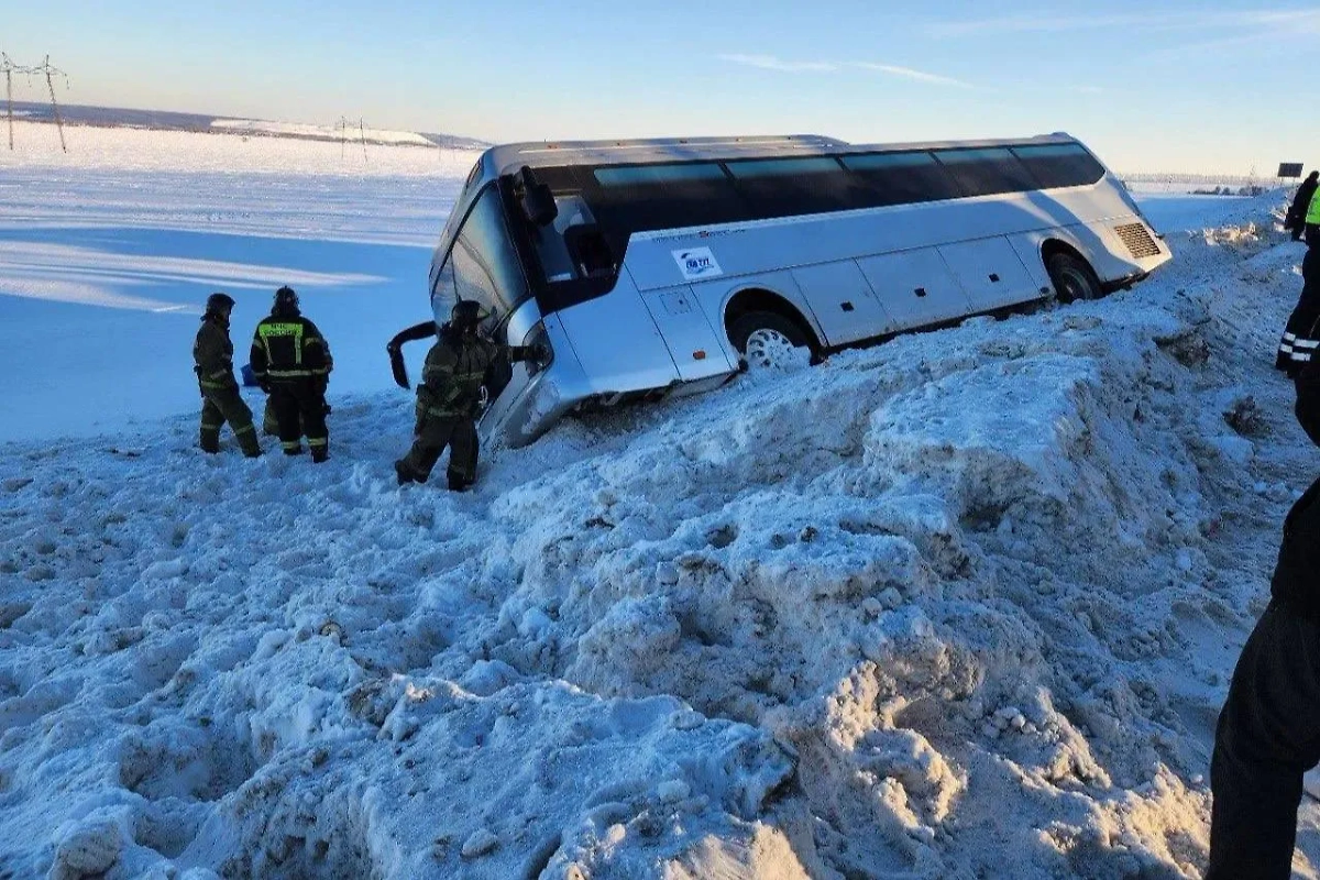 Кадр с места ДТП с автобусом на трассе в Татарстане. Обложка © Telegram / Прокуратура Татарстана