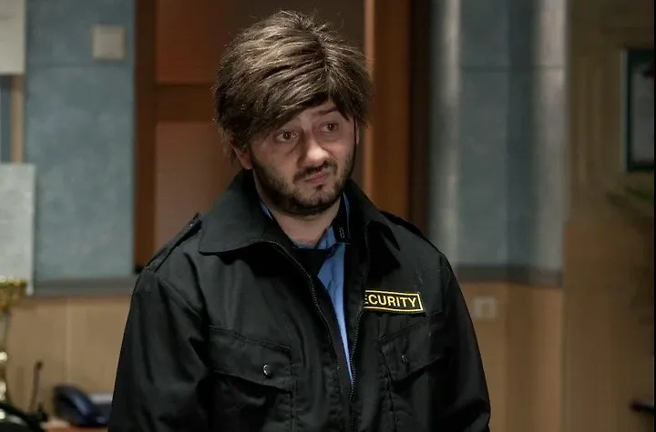 Михаил Галустян в образе охранника Бородача. Обложка © "Наша Russia", режиссёр Пётр Буслов, сценаристы Джавид Курбанов, Алексей Ляпоров, Гарик Мартиросян / Kinopoisk.ru