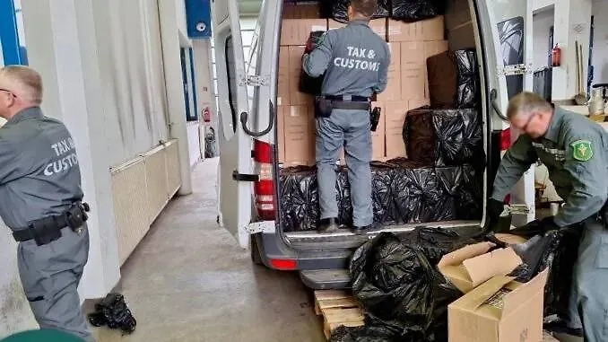 Украинских дипломатов поймали на венгерской границе с контрабандными сигаретами. Обложка © Telegram / УНИАН