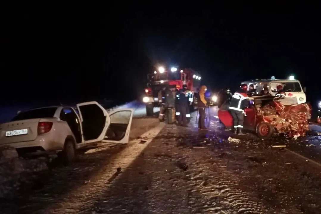 Место столкновения двух автомобилей под Саратовом, где в результате аварии погибли шесть человек. Обложка © t.me / Юрий Юрин