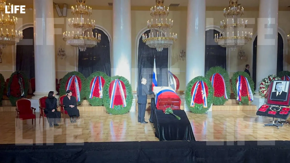 Президент РФ Владимир Путин прибыл на церемонию прощания с председателем Верховного суда Лебедевым. Фото © Life.ru