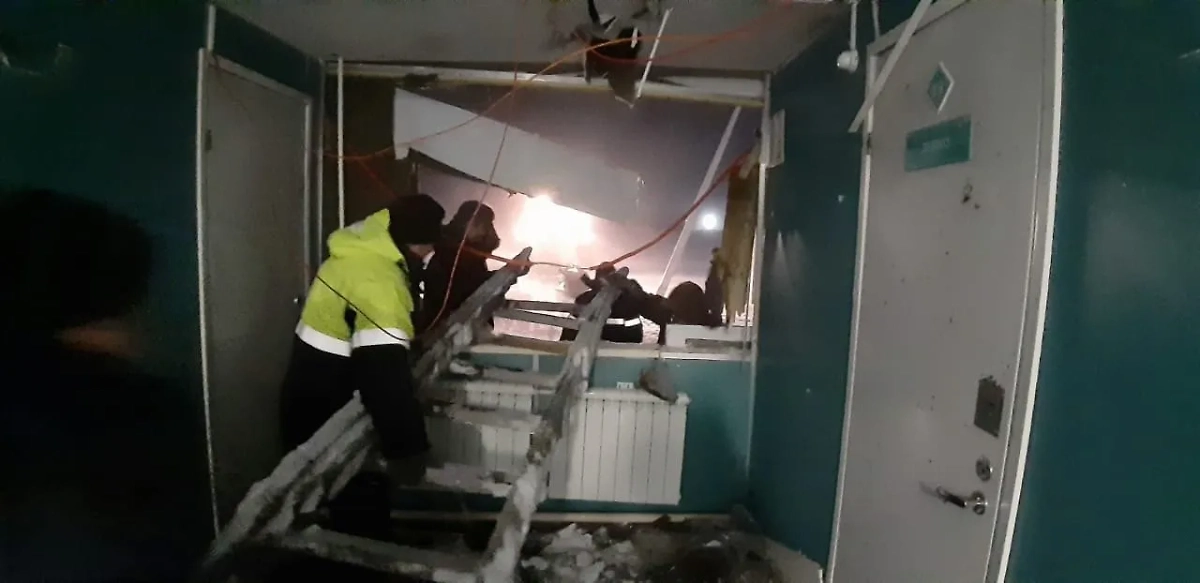 Окно, через которое житель Красноярского края на снегоходе влетел в больницу. Фото © VK / "Сибирь 24 Таймыр"