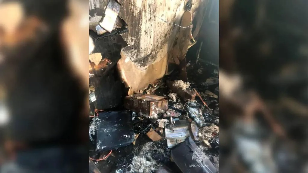 Последствия пожара в многоэтажке на севере Москвы, в котором погибло два человека. Обложка © Telegram / МЧС России