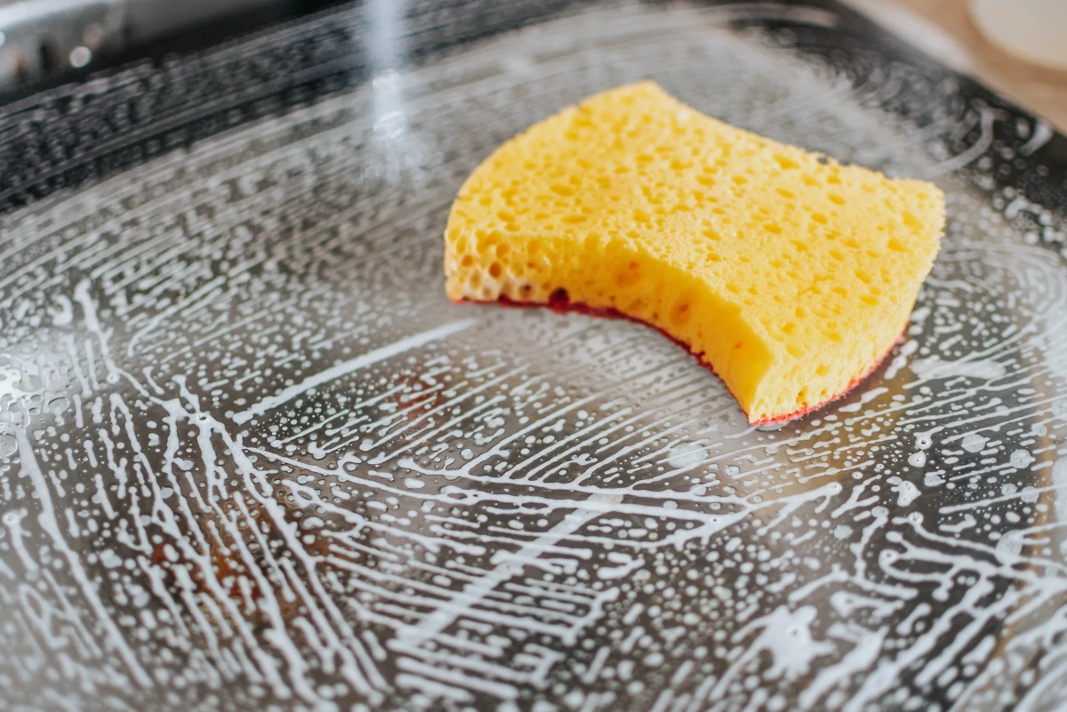 Губки для посуды считаются одним из самых грязных мест в доме. Обложка © Unsplash