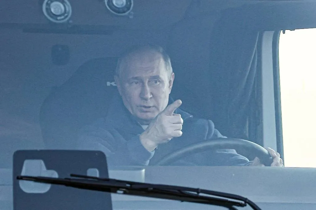 Президент России Владимир Путин за рулём КамАЗа. Обложка © ТАСС / Сергей Бобылев
