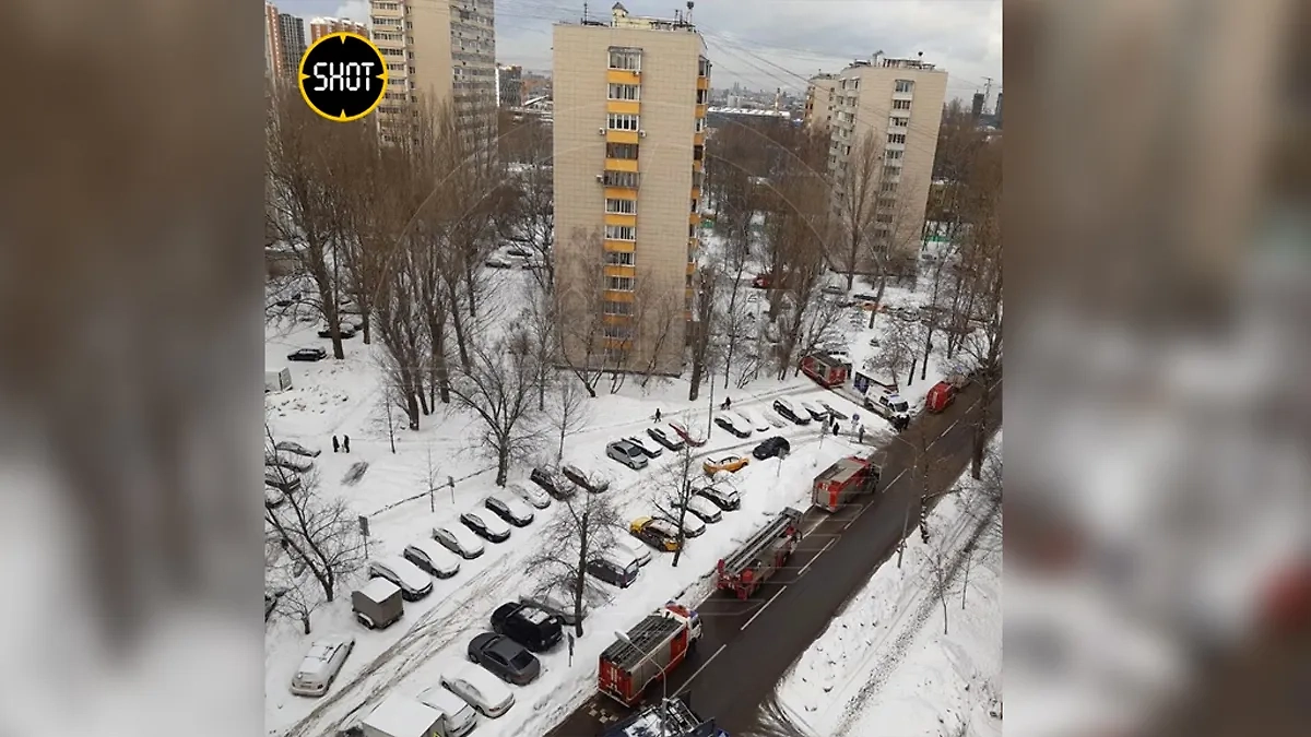 Пожарные расчёты, приехавшие тушить возгорание в квартире пенсионерки. Обложка © Telegram / SHOT