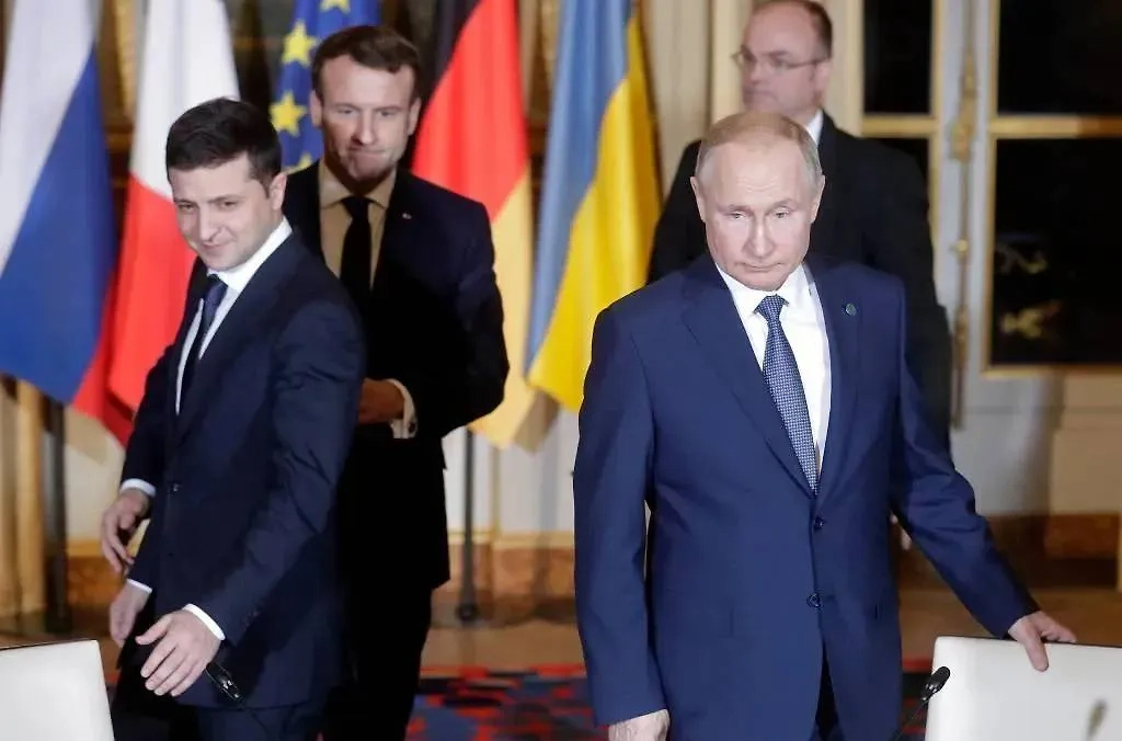 Владимир Зеленский и Владимир Путин в ходе встречи в рамках "нормандского формата" в Париже в 2019 году. Обложка © ТАСС / Михаил Метцель