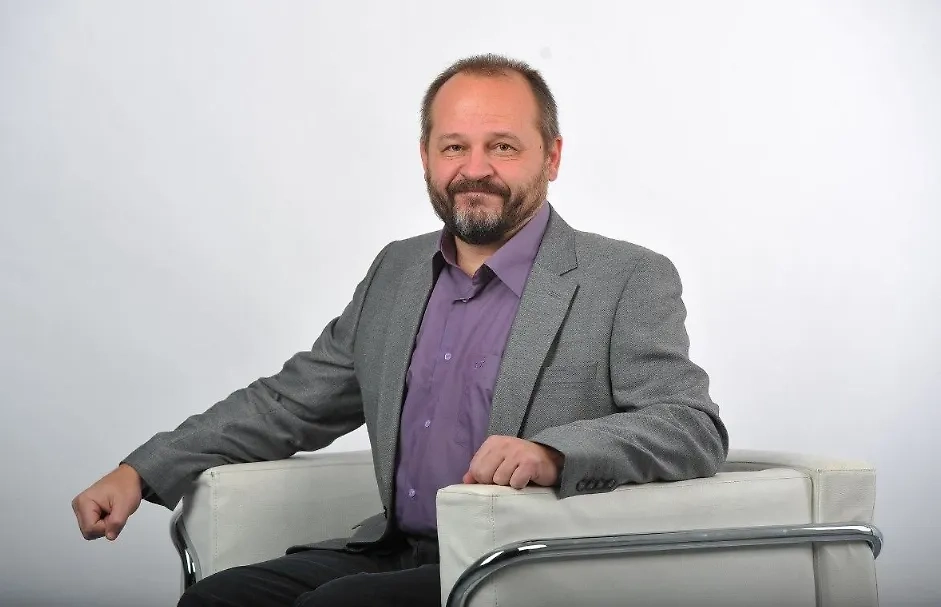 Художник-карикатурист Сергей Ёлкин*. Обложка © Wikipedia