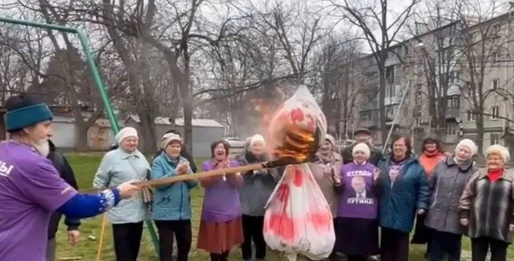В Краснодаре сожгли на Масленицу чучело Байдена. Обложка © Telegram / Гуд Афтенун | Новости