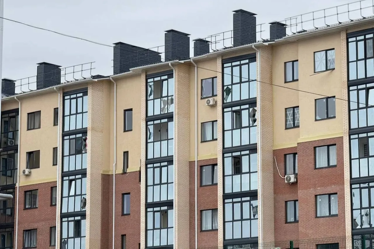 Многоэтажный дом в Белгороде, попавший под обстрел. Обложка © Telegram / Вячеслав Гладков