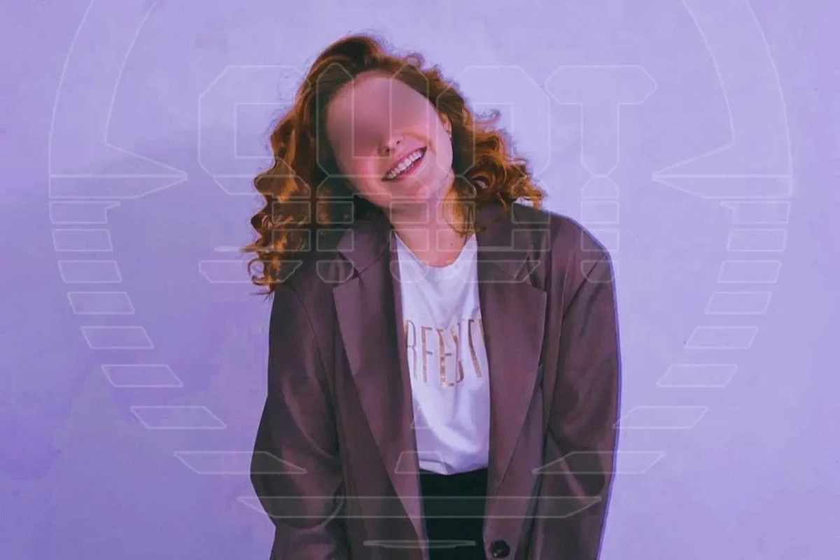 Студентка, бросившая коктейль Молотова возле избирательного участка в Петербурге. Обложка © Telegram / SHOT