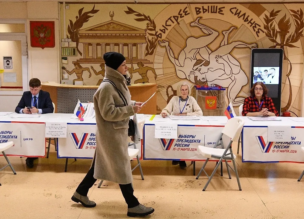 В Москве, Санкт-Петербурге и Центральной России открылись избирательные участки. Обложка © ТАСС / Николай Михальченко