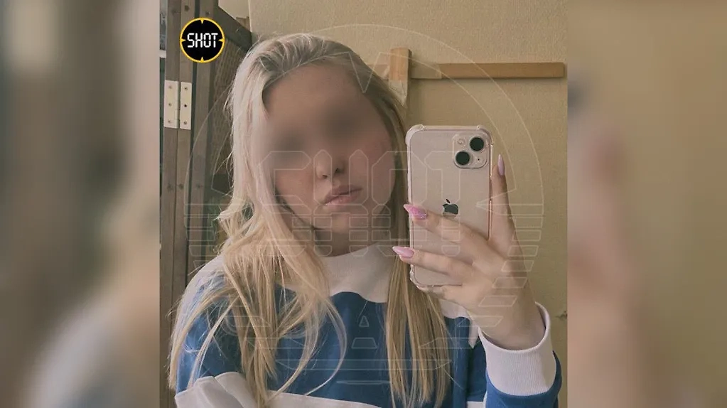 Алина, вылившая зелёнку в урну для бюллетеней на одном из участков в Москве. Обложка © Telegram / SHOT