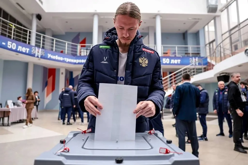 Матвей Сафонов на избирательном участке в Новогорске. Фото © Telegram / РФС | Российский футбольный союз