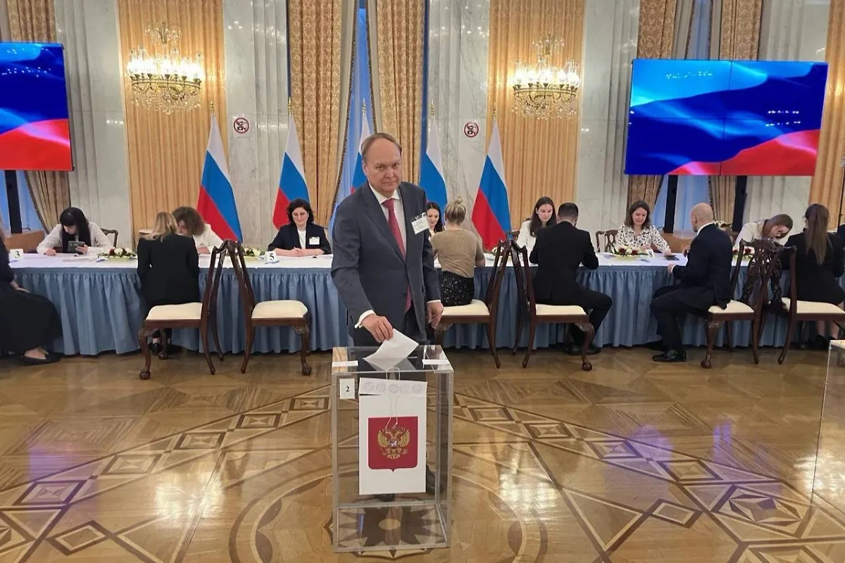 Посол РФ в США Антонов проголосовал на выборах президента Российской Федерации в Вашингтоне. Обложка © Telegram / Посольство России в США