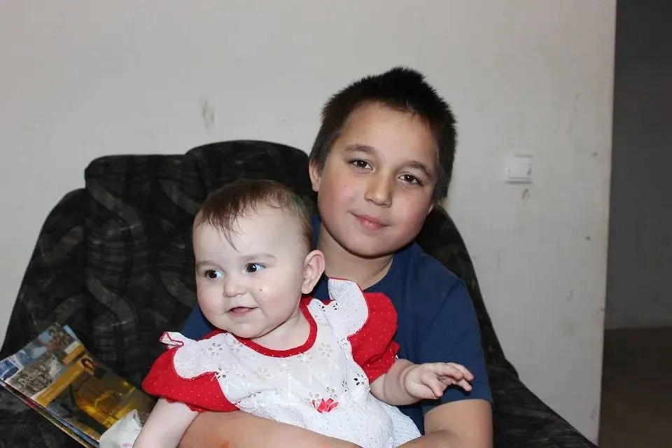 Девятилетний Женя с сестрой из села Беловское Белгородской области. Фото © VK / Виталий Сочкан