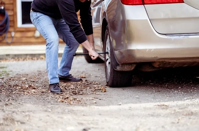 Если машина попала в дорожную яму, то можно взыскать расходы на ремонт. Обложка © Freepik
