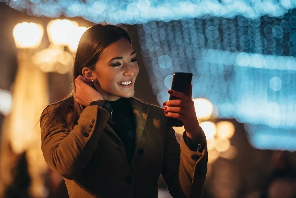 Эксперт по этикету рассказала о видеозвонках в общественном месте. Обложка © Shutterstock / FOTODOM