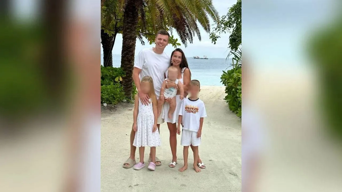 Валерия и Артём Чекалины с детьми. Фото © VK / Артём Чекалин