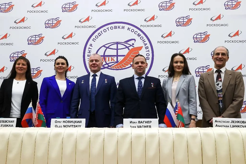 Астронавт Трейси Дайсон и космонавты Марина Василевская, Олег Новицкий, Иван Вагнер и Анастасия Ленкова. Обложка © ТАСС / Сергей Карпухин