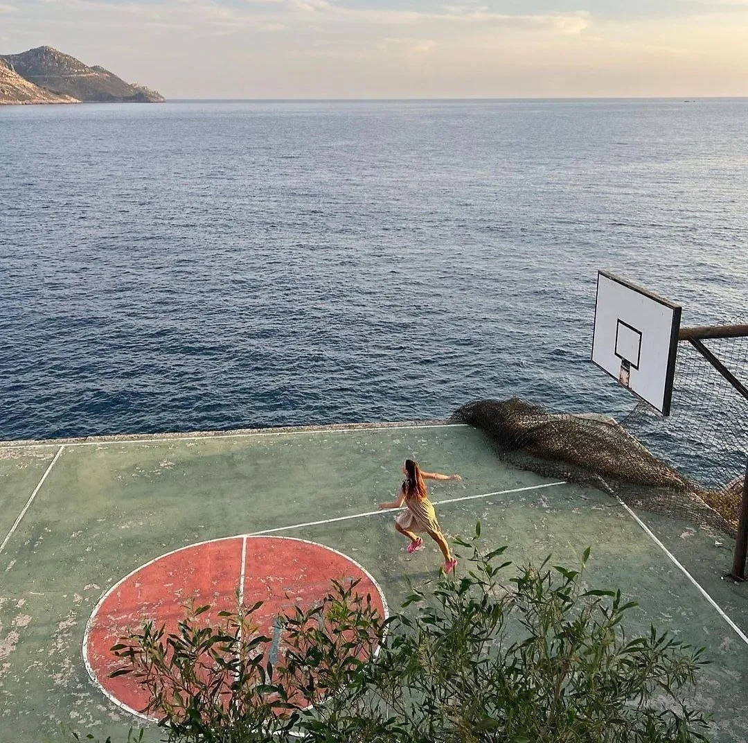 Фотографии разрушенной баскетбольной площадки отеля в городе Каш. Фото © Instagram (соцсеть запрещена в РФ; принадлежит корпорации Meta, которая признана в РФ экстремистской) / sonyagro