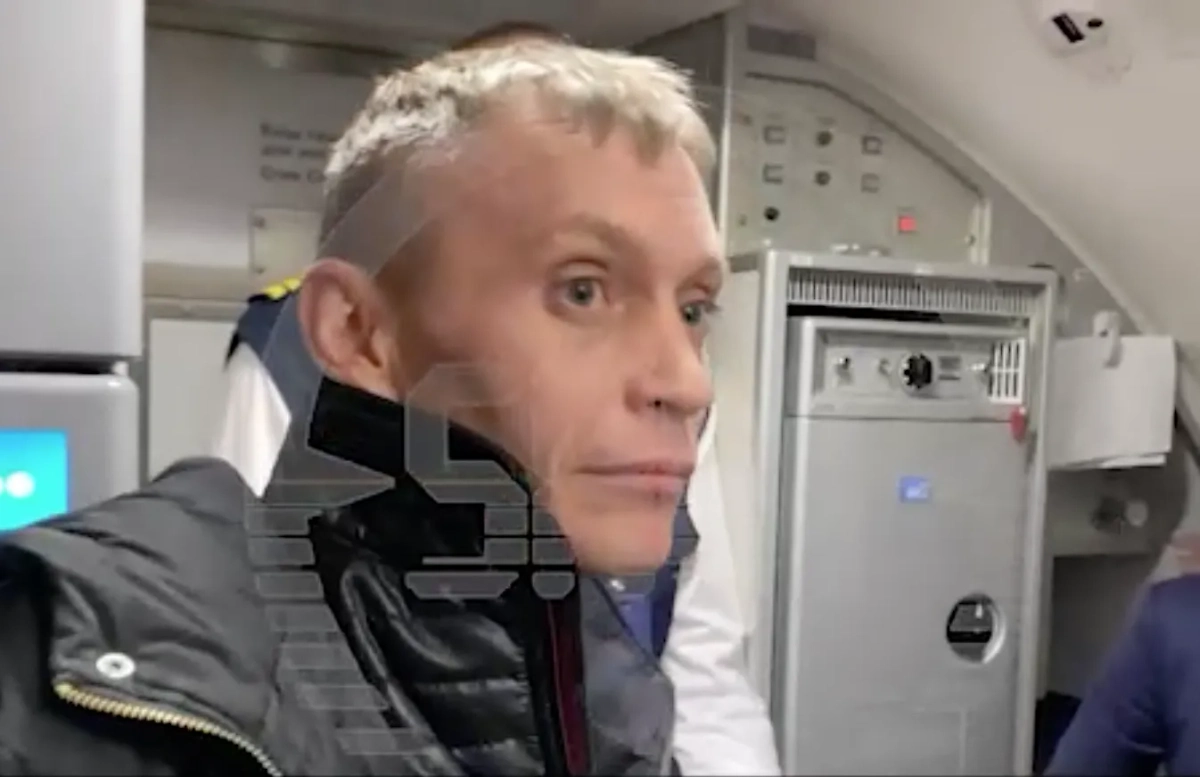 Снятый с рейса боец СВО. Обложка © T.me / SHOT