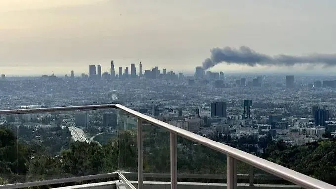 Дым от пожара на незаконном предприятии по переработке каннабиса в Лос-Анджелесе. Обложка © X (Twitter) / ZhalehVossough