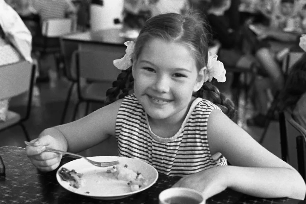 Каждый ребёнок помнил чудесный неопадающий советский омлет, которым потчевали детей в саду и школе. Фото © ТАСС / Валентин Кунов