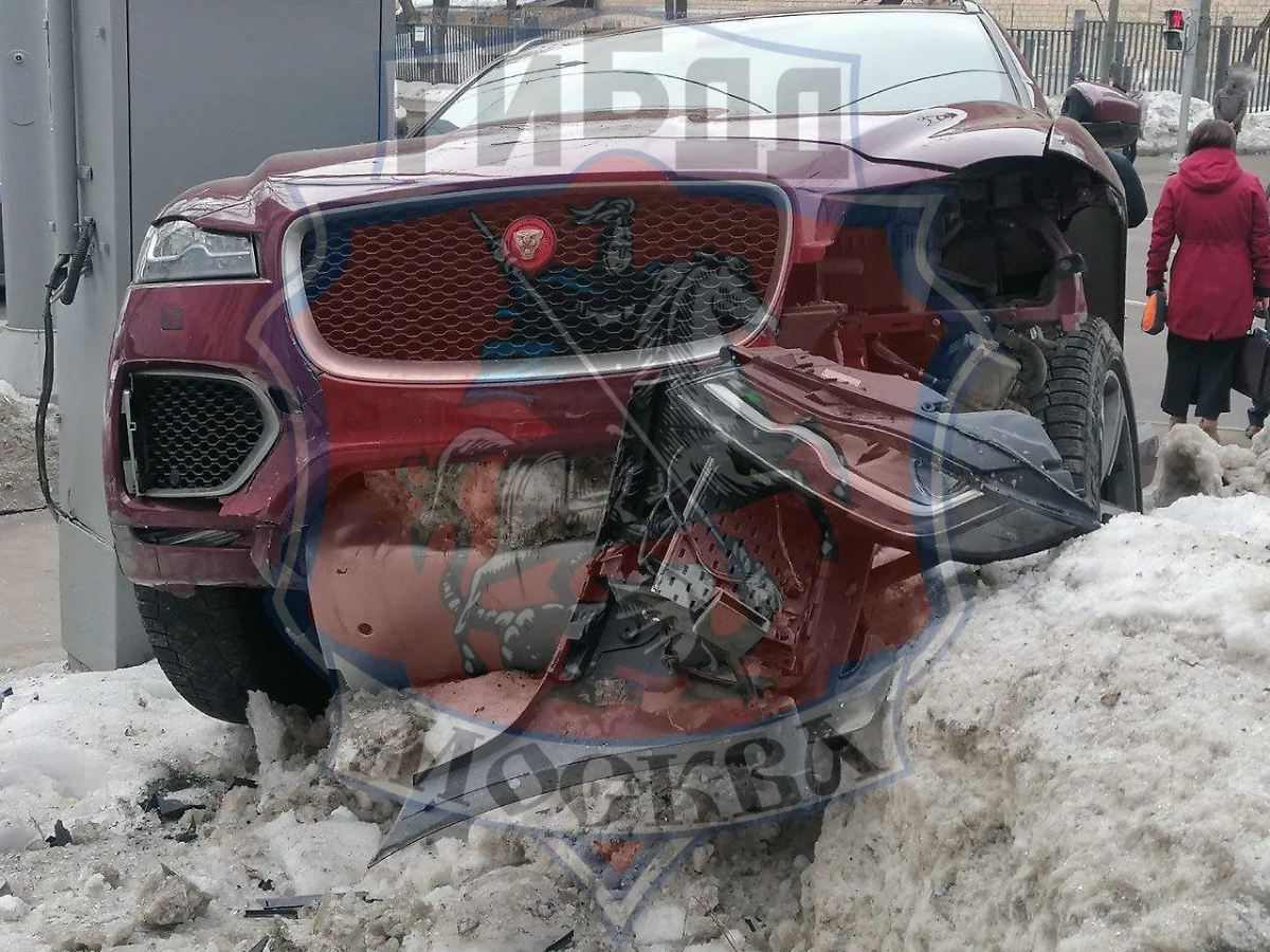 В Москве Jaguar вылетел на тротуар и сбил пешеходов. Фото © Телеграм-канал Госавтоинспекции Москвы