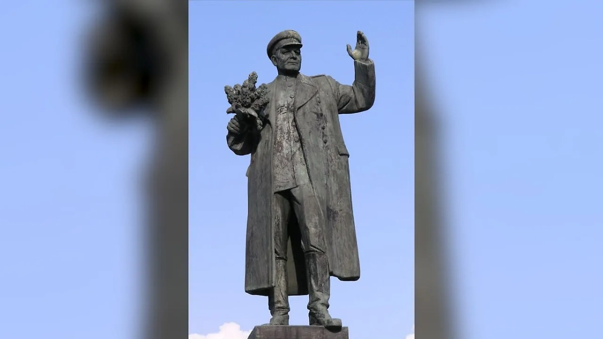 Демонтированный памятник советскому маршалу Ивану Коневу в Праге. Обложка © Wikipedia