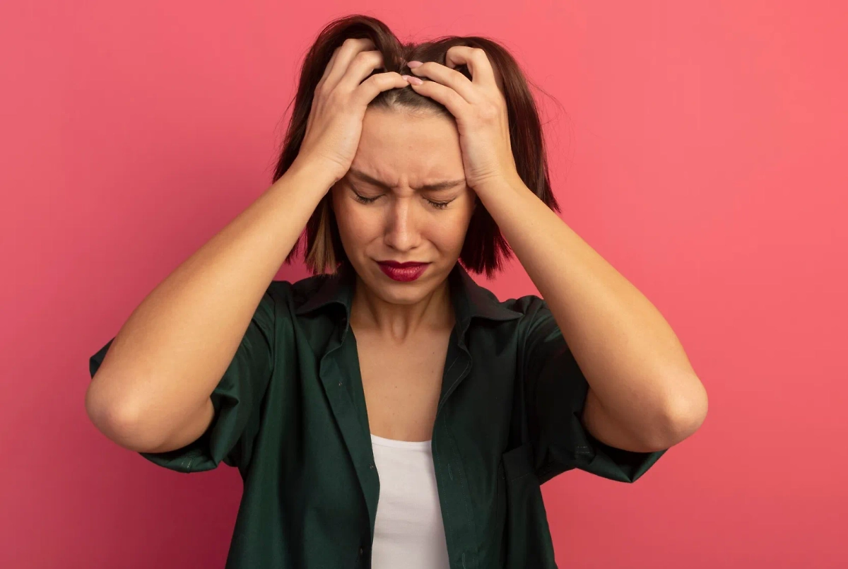 Более 70% мигреней у женщин ассоциированы с менструальным циклом. Обложка © Freepik.com / stockking