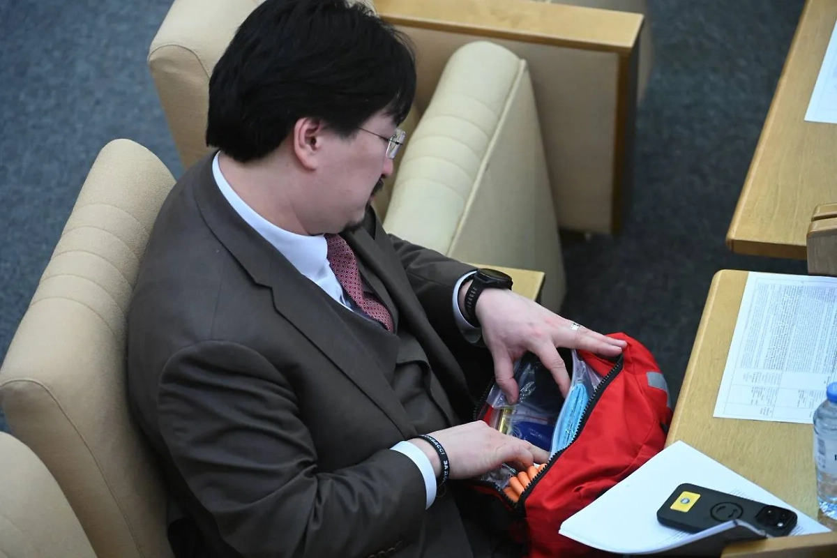 Глава Комитета здравоохранения ГД Бадма Башанкаев изучает новую аптечку. Фото © Life.ru / Павел Баранов