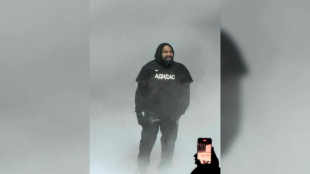 Канье Уэст в футболке с надписью "Фак Адидас" на прослушивании второй части Vultures в Сан-Франциско. Фото © X / Ye Fandom