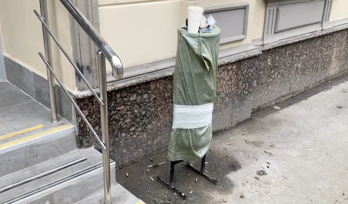 Опечатанные урны неподалёку от суда, куда сегодня должны доставить подозреваемых в теракте в "Крокусе". Фото © Life.ru 