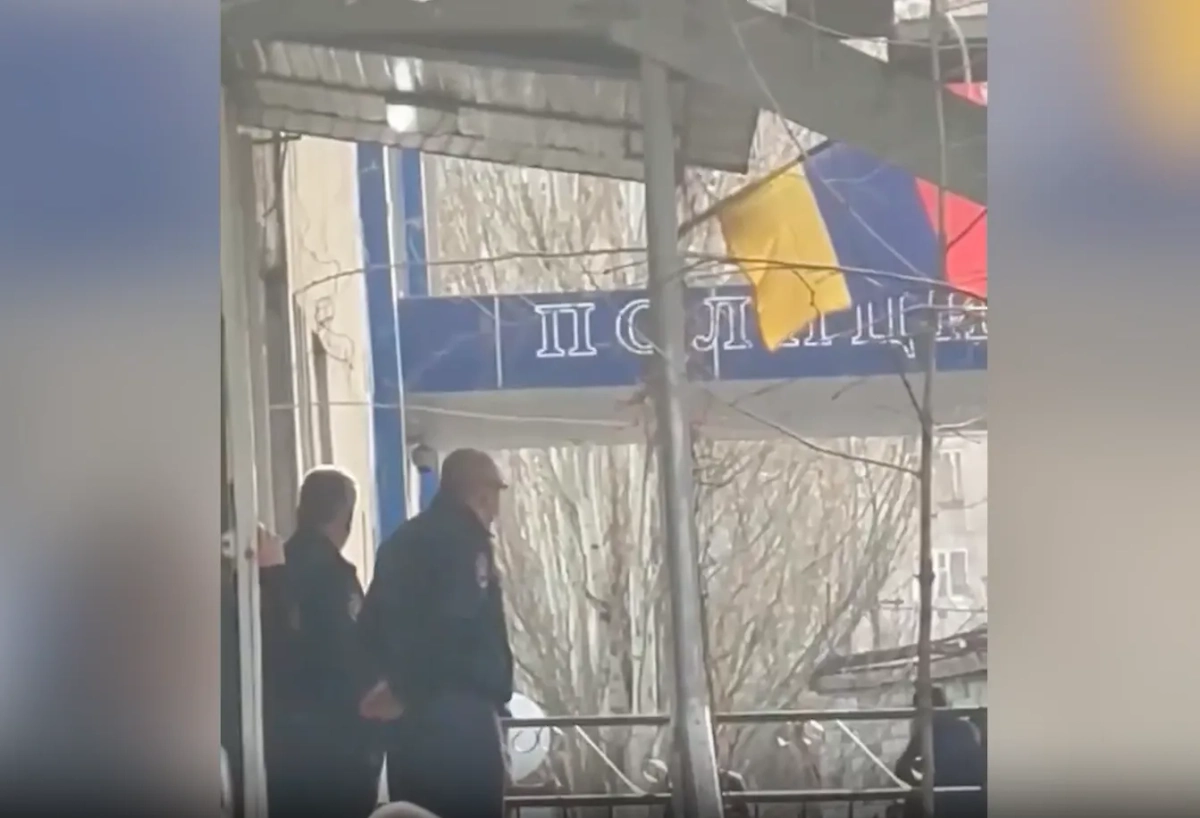 В Ереване совершено нападение на полицейский участок. Обложка © Х / MaximIsaev