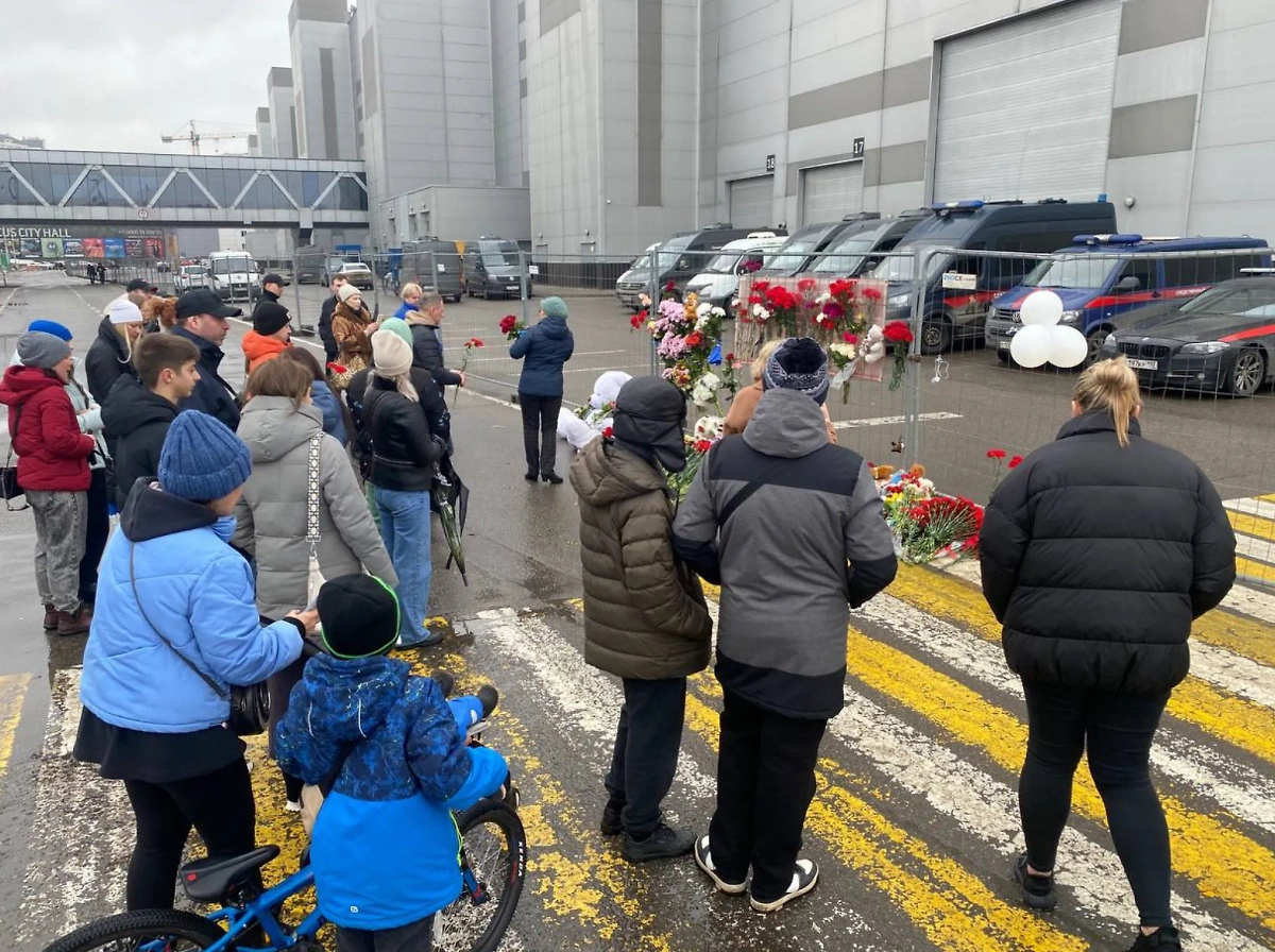 Стихийный мемориал возле подмосковного "Крокус сити холла", где при теракте 22 марта погибло больше ста человек. Обложка © Life.ru