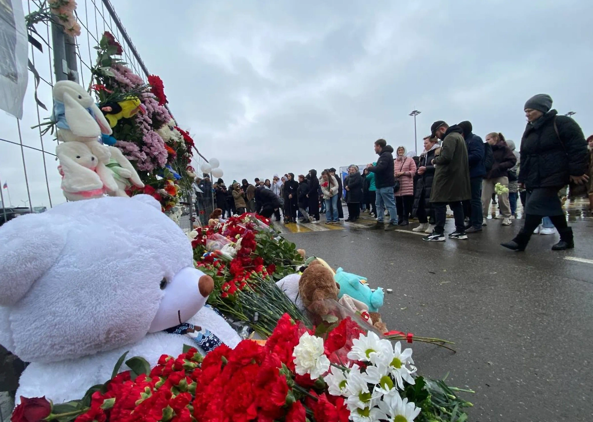 Стихийный мемориал возле подмосковного "Крокус сити холла", где при теракте 22 марта погибли больше ста человек. Обложка © Life.ru