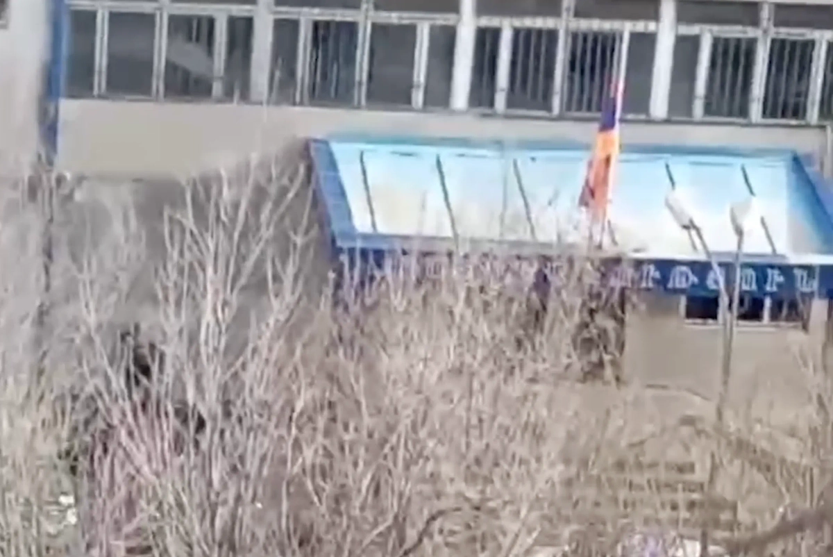 Обстановка у оцепленного полицейского участка в Ереване. Обложка © X / suleyman65