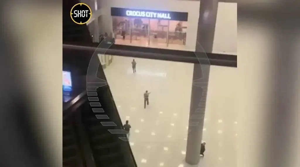 Террористы в "Крокусе". Скриншот видео © Telegram / SHOT