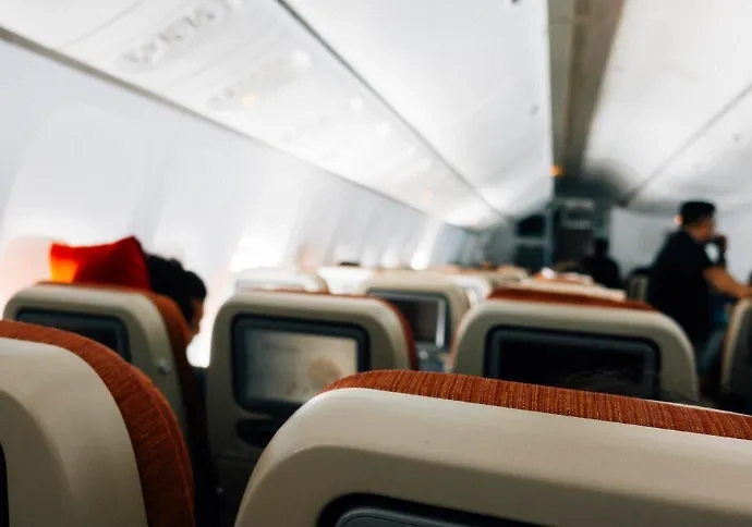 Пассажирка заявила о бомбе в её ручной клади. Обложка © Freepik