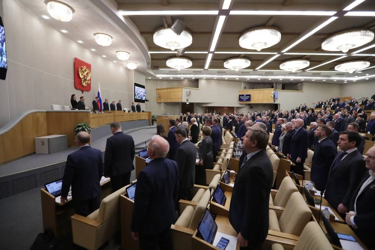 Депутаты Госдумы минутой молчания почтили память жертв теракта в "Крокусе". Обложка © Telegram / Государственная дума
